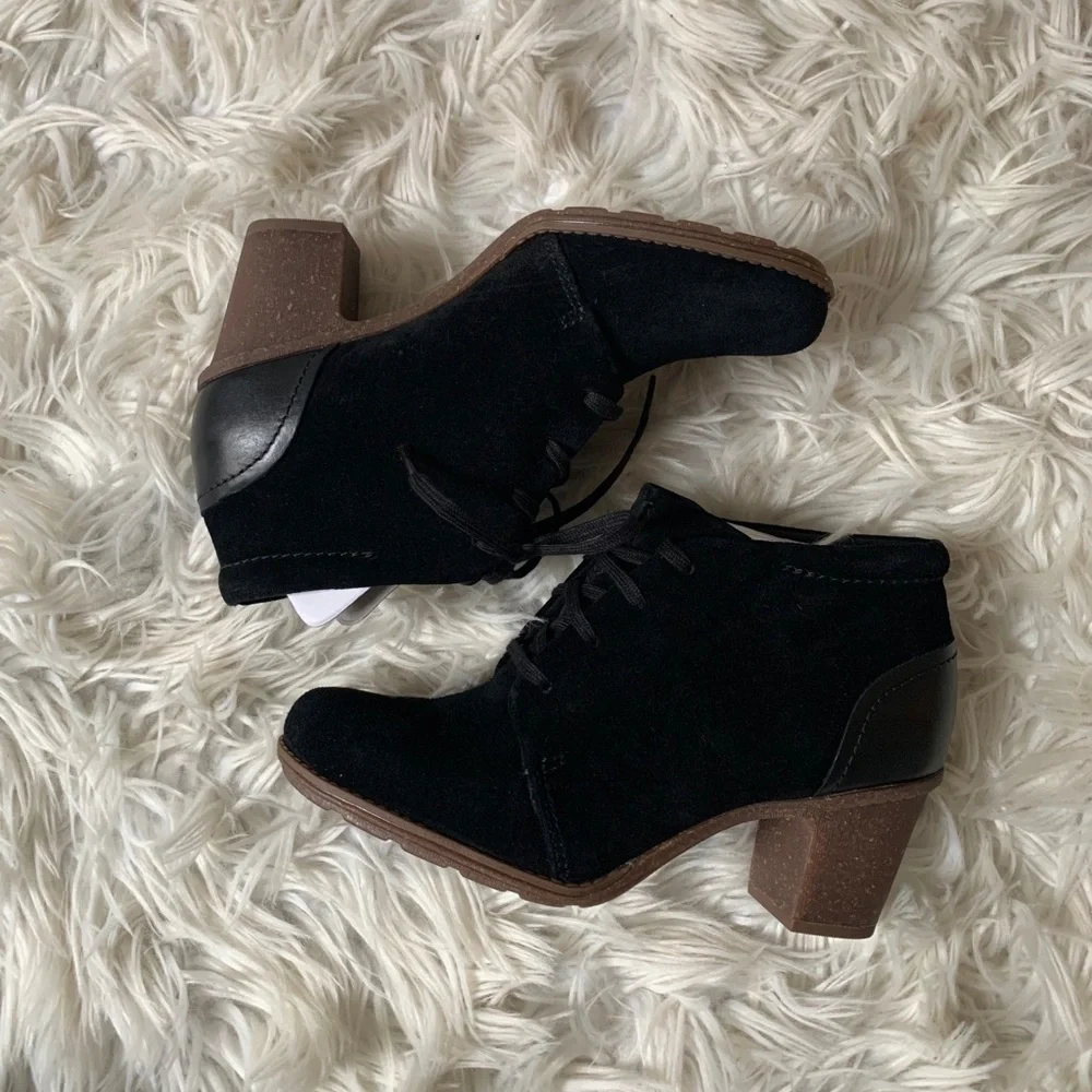 Clarks Womens Sashlin Almond Toe Ankle Booties